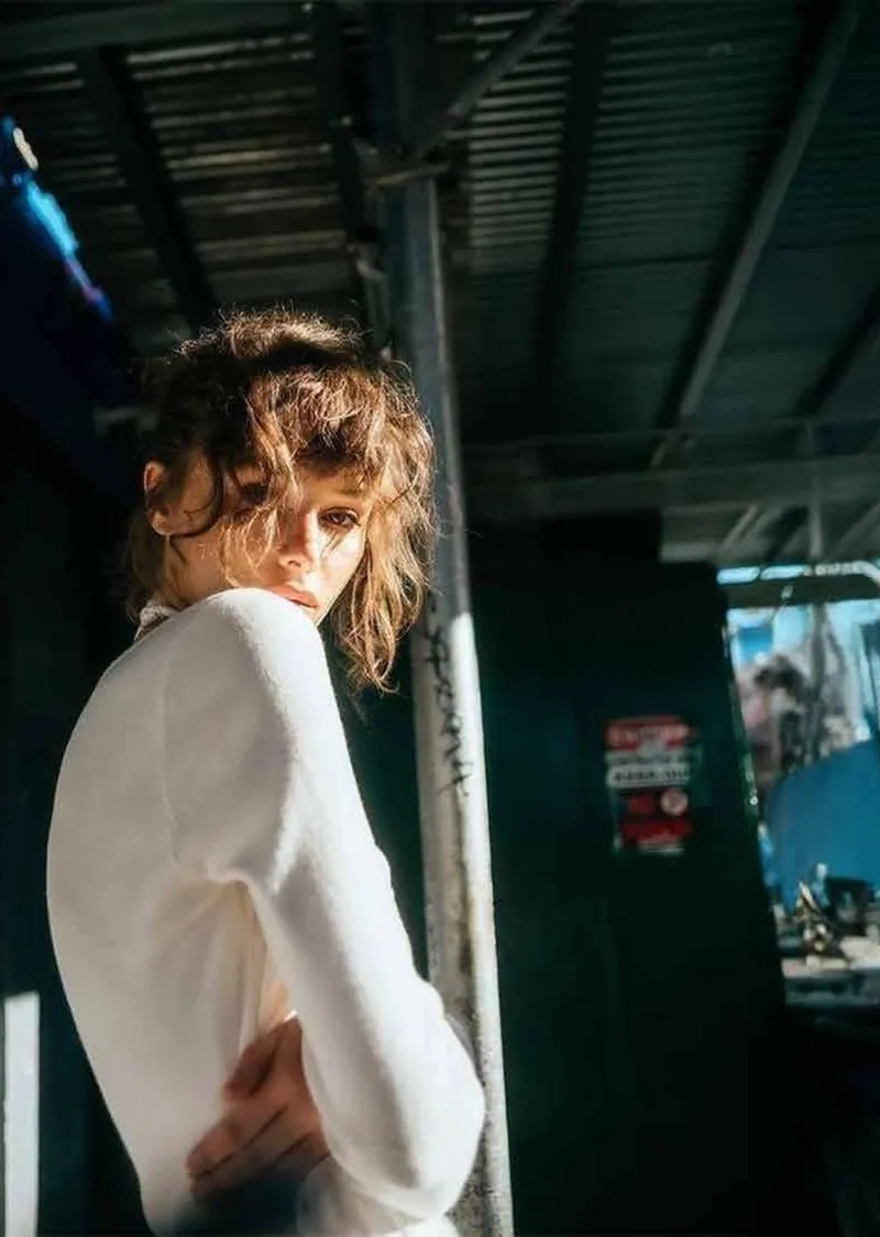 Mujer en una calle de la ciudad
